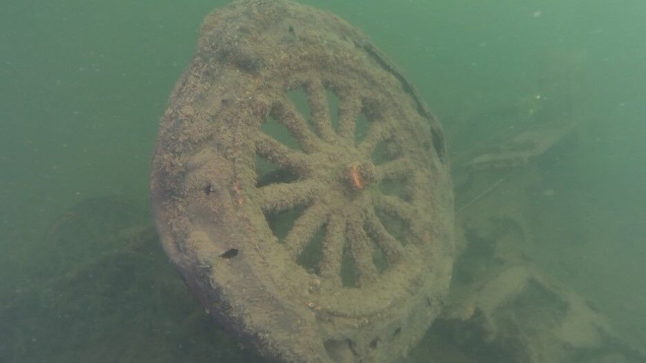 A car that penetrated the ice and sank to the bottom of the lake